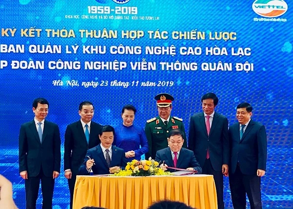 lễ ký kết thỏa thuận hợp tác chiến lược giữaBan quản lý Khu Công nghệ cao (CNC) Hòa Lạc và Tập đoàn Viễn thông quân đội Viettel.