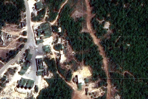 Mới đây trang Avia của Nga đã đăng tải bức ảnh vệ tinh cho thấy hệ thống tên lửa phòng không Triumf S-400 của Nga đã được tái triển khai tại khu vực gần thành phố Masyaf của Syria