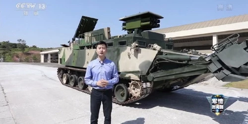 Xe thiết giáp phá mìn - vượt vật cản thế hệ mới của Trung Quốc. Ảnh: CCTV 13.