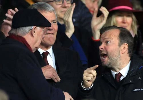 Sir Alex và Ed Woodward tranh cãi. Ảnh: Reuters.