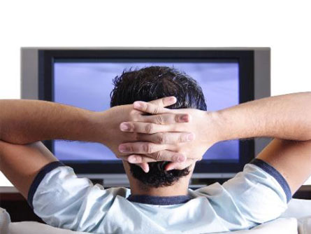 Vợ ghen vì chồng mê tivi