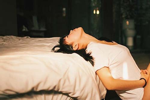 Vừa nhìn thấy phòng tân hôn, tôi lo lắng đến toát mồ hôi, chỉ sau 2 tiếng tôi sợ hãi khóc và ngồi co rúm trong góc phòng không dám ngủ