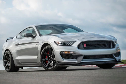 =4. Ford Mustang Shelby GT350 (8,2/10 điểm).