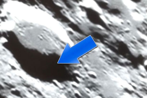 Xôn xao UFO lấp ló trong miệng núi lửa Mặt trăng