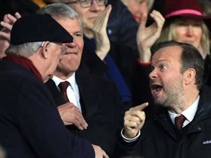 Sir Alex cãi nhau với sếp MU rồi ôm đầu thất vọng