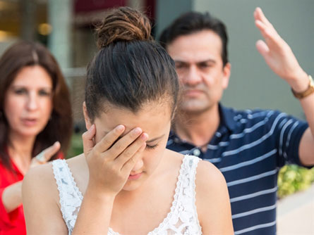 Ba mẹ muốn tôi lấy chồng giàu để gia đình 'thoát nghèo'