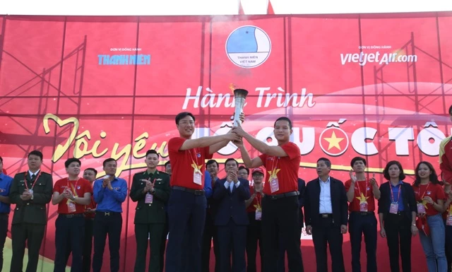 Ngọn đuốc Hành trình “Tôi yêu Tổ quốc tôi” được trao cho đại diện tỉnh Hà Giang.