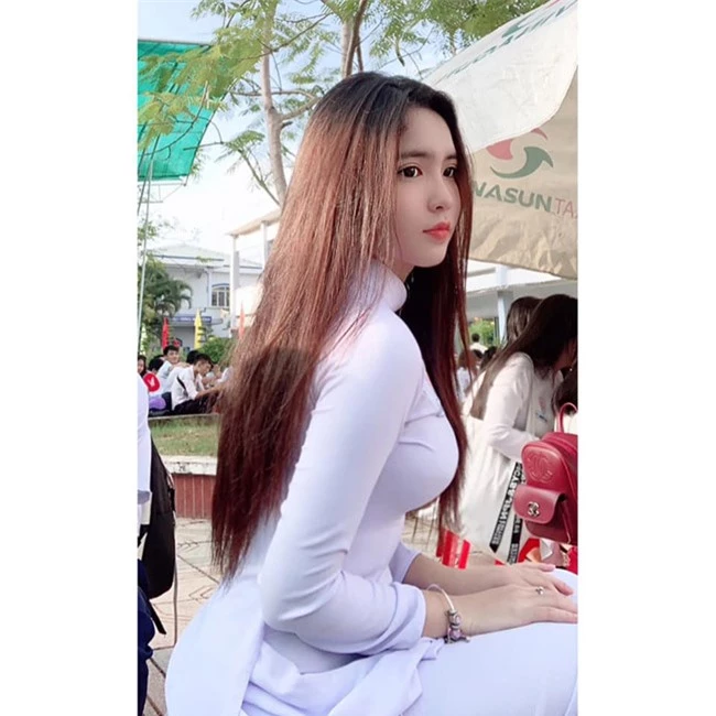 nhan sac thuc cua nu sinh chi mac ao dai cung &quot;hap dan khong tuong&quot; hinh anh 4