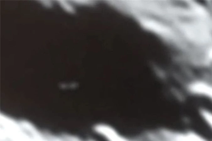 Xon xao UFO lap lo trong mieng nui lua Mat trang-Hinh-2