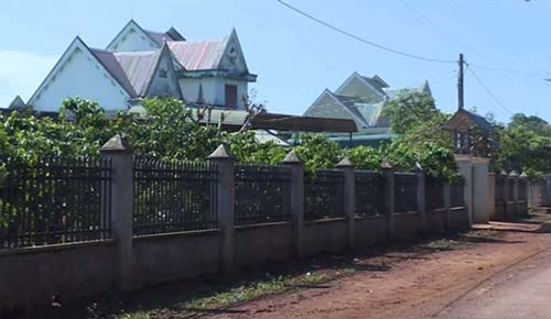 Làng tỷ phú vùng biên, biệt thự san sát, sáng ra đã có chục triệu