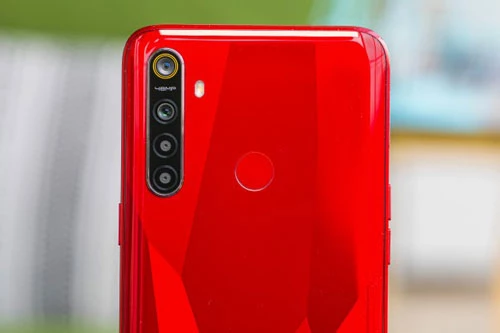 Realme 5s được trang bị 4 camera sau. Cảm biến chính 48 MP, khẩu độ f/1.8 cho khả năng lấy nét theo pha. Cảm biến thứ hai 8 MP, f/2.2 cho ống kính góc rộng 119 độ. Cảm biến macro 2 MP, f/2.4. Ống kính còn lại 2 MP, f/2.4 giúp chụp ảnh xóa phông. Bộ tứ này được trang bị đèn flash LED, quay video 4K. 