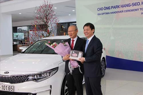 Chiếc Kia Optima mà Thaco dành tặng HLV Park Hang-seo.