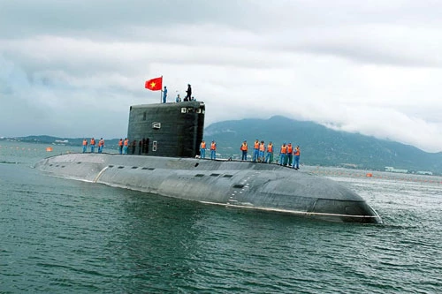 Tháng 12/2009, Việt Nam lần đầu tiên ký hợp đồng mua của Nga 6 tàu ngầm lớp Kilo thuộc dự án 636. Vào thời điểm này, giá của mỗi tàu ngầm Kilo mà Việt Nam đặt mua vào khoảng 350 triệu USD. Nguồn ảnh: BHQ.