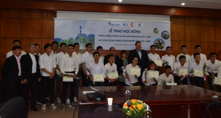 Trao học bổng Năng lượng tương lai cho 20 sinh viên xuất sắc ngành điện
