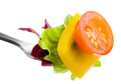 Đẩy lùi cơn đói: Bạn có thể chế biến salad theo nhiều cách, với nhiều màu sắc và hình dạng khác nhau, khiến chúng trở nên hấp dẫn hơn. Salad rau tươi giúp thỏa mãn khẩu vị và đẩy lùi cơn đói.
