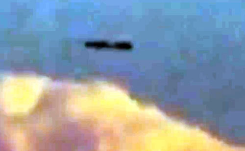 Xôn xao UFO hình điếu xì gà lượn lờ trên mây