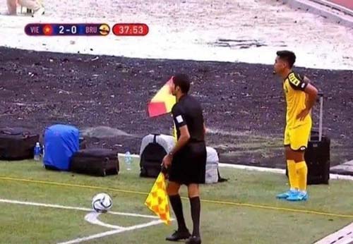U22 Brunei vừa đá bóng vừa trông đồ khi gặp U22 Việt Nam