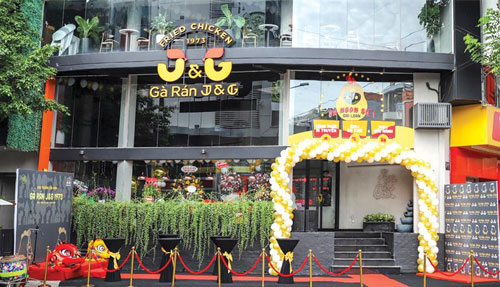 Kinh doanh gà rán xoay trở cùng chiến lược “Việt hóa”