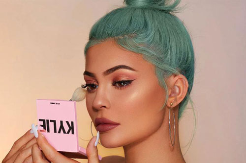 Tỷ phú tự thân trẻ nhất thế giới Kylie Jenner bán thương hiệu làm đẹp với giá 600 triệu USD