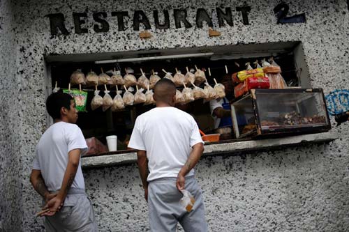 Bàn thờ tử thần trong nhà tù khét tiếng đẫm máu ở Mexico