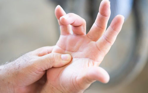 10 biểu hiện bất thường trên tay đang ngầm “tố cáo” hàng loạt vấn đề sức khỏe mà bạn không ngờ đến