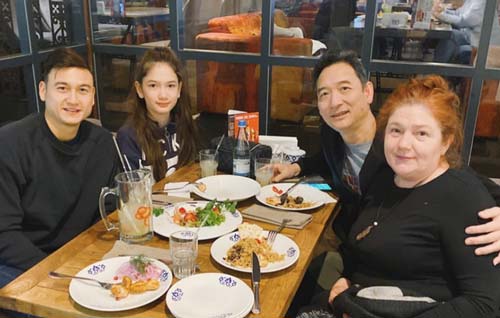 Chỉ 1 bức ảnh Lâm Tây khoe lấy hết nét đẹp của bố và mẹ, giờ mới biết ý nghĩa chiếc bánh nướng thủ môn được nhận ở sân bay