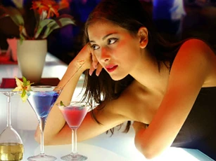 Cái gì úp xuống thì đầy, ngửa lên thì rỗng?