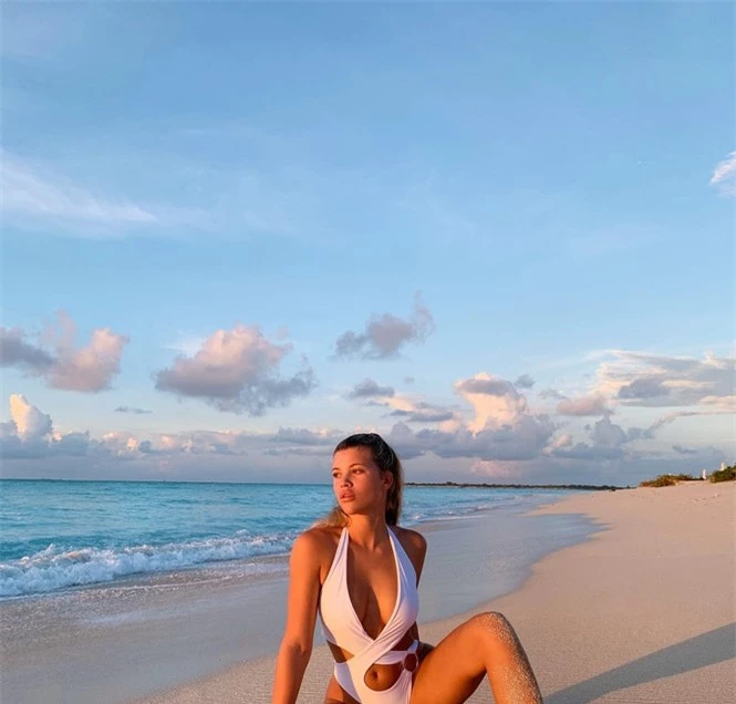Người đẹp 9x Sofia Richie diện bikini nóng bỏng hết cỡ trên biển - ảnh 10