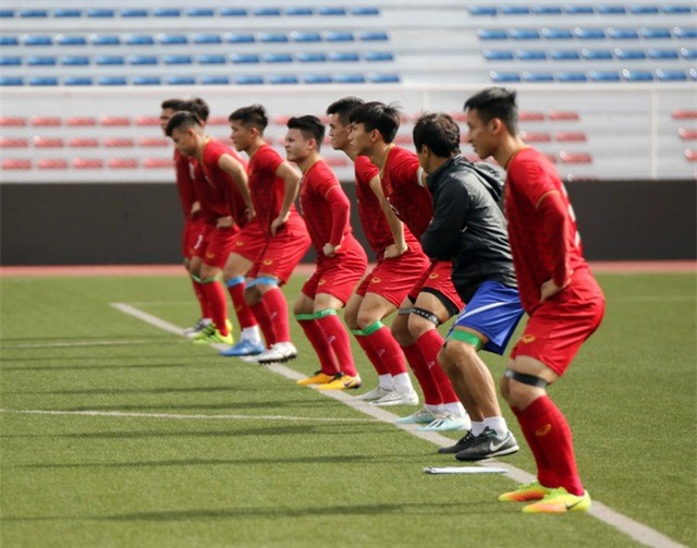 Quang Hải, Hùng Dũng ra sân tập, sẵn sàng thi đấu với U22 Lào - Ảnh 2. Quang Hải, Hùng Dũng ra sân tập, sẵn sàng thi đấu với U22 Lào - Ảnh 2.