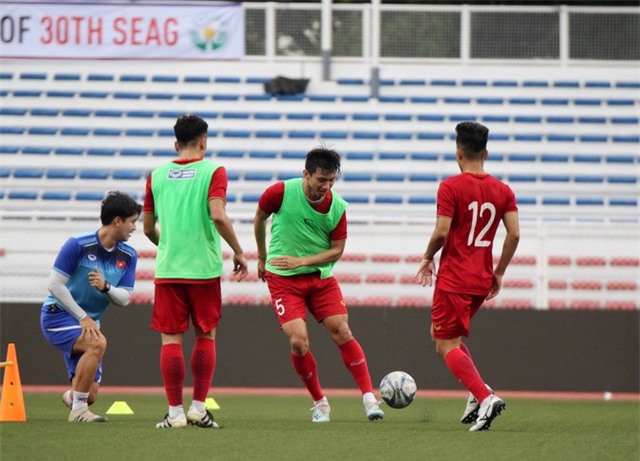 Quang Hải, Hùng Dũng ra sân tập, sẵn sàng thi đấu với U22 Lào - Ảnh 9. Quang Hải, Hùng Dũng ra sân tập, sẵn sàng thi đấu với U22 Lào - Ảnh 9.