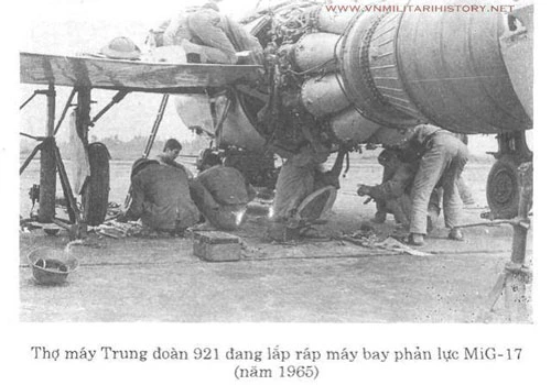 Trong giai đoạn giữa của những năm 1960, Liên Xô đã chuyển giao cho Việt Nam rất nhiều tiêm kích MiG-17 để chúng ta sử dụng làm chiến đấu cơ giao tranh với Mỹ trên bầu trời miền Bắc. Ảnh: Thợ máy Trung đoàn 921 đang lắp ráp máy bay phản lực MiG-17 (năm 1965) - TL.