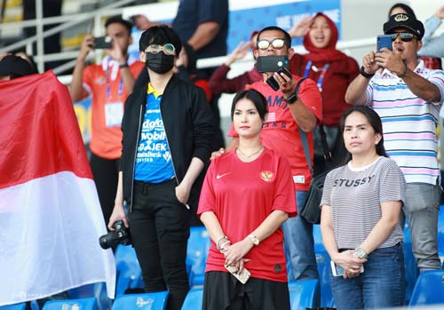 'Thánh nữ' Ozawa xuất hiện ở SEA Games 30, cổ vũ Indo đấu Thái Lan