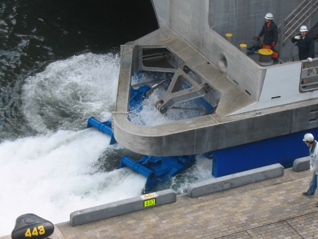 Động cơ bơm nước phản lực trên tàu chiến hiện đại ra sao?