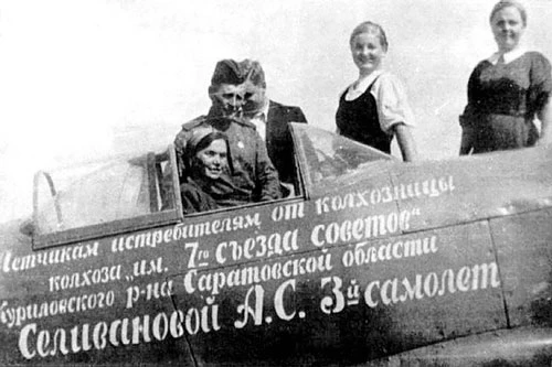 Dòng chữ trên thân máy bay vinh danh người nông dân có tên là A. Selivanova bởi những đóng góp của bà. (Ảnh tư liệu)