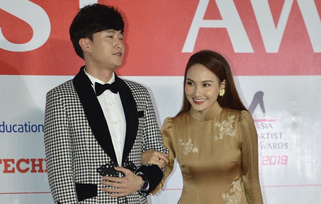 Bảo Thanh xuất hiện rạng rỡ trong tà áo dài truyền thống, tay trong tay bên Quốc Trường cùng tỏa sáng trên siêu thảm đỏ AAA