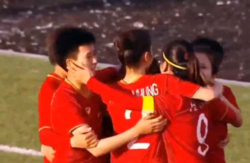 Nữ Việt Nam rơi điểm đáng tiếc trong ngày đầu bảo vệ ngôi hậu