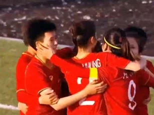 Nữ Việt Nam rơi điểm đáng tiếc trong ngày đầu bảo vệ ngôi hậu