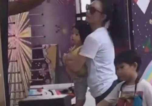 Sau 1 năm giữ bí mật, Trương Bá Chi ôm con đi chơi thoải mái