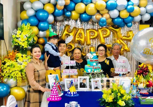 Fan từng hy vọng Nhật Kim Anh hàn gắn với chồng cũ khi cả hai xuất hiện tình cảm trong buổi tiệc sinh nhật của con trai hồi tháng 9 vừa qua. Ảnh: FBNV.