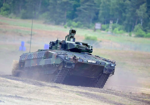 Theo xếp hạng của Viện nghiên cứu hòa bình quốc tế Stockholm, Rheinmetall của Đức có quy mô lớn thứ 25 thế giới trong lĩnh vực sản xuất vũ khí với doanh thu 3,4 tỷ USD. Đây là tập đoàn chuyên thiết kế và sản xuất các loại phương tiện thiết giáp, bọc thép. Nguồn ảnh: BI.