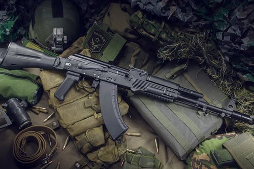 Hiện tại, Nga và Saudi Aranbia vẫn tiếp tục làm việc để tìm được tiếng nói chung trong thương vụ đặt nhà máy sản xuất súng trường tấn công AK-103 tại quốc gia Ả Rập này.