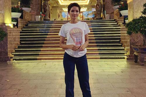 Không chỉ nghiện tổ ong 10 nghìn, H'Hen Niê còn vô tư dùng đồ ở chợ Bến Thành