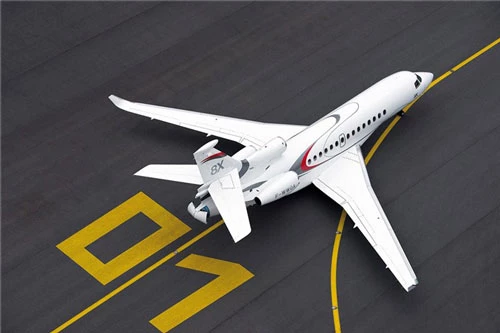 Chiếc Falcon 8X có chiều dài 24,5 m, chiều rộng sải cánh 26,3 m, chiều cao 7,9 m, khoang hành khách dài 13 m. Một doanh nhân người Việt đang sở hữu mẫu máy bay riêng này theo nguồn tin thân cận với Falcon.