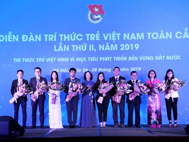 Đồng chí Trương Thị Mai, Ủy viên Bộ Chính trị, Bí thư Trung ương Đảng, Trưởng Ban Dân vận Trung ương phát biểu tại diễn đà