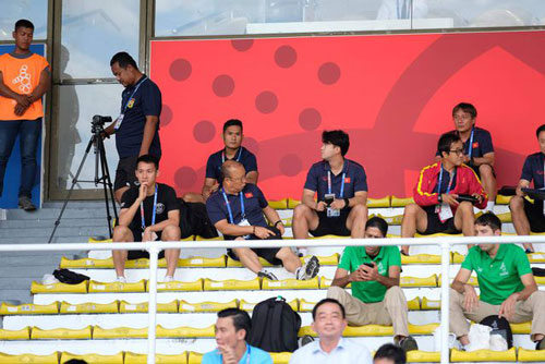 HLV Park Hang Seo chịu đói gần 10 tiếng theo dõi U22 Lào, U22 Thái Lan