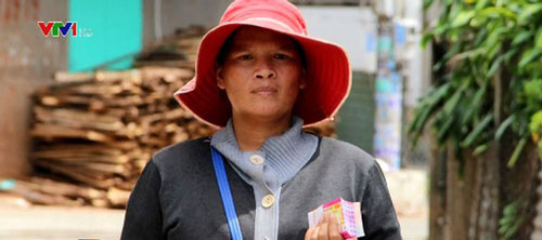 Khen thưởng người phụ nữ bán vé số trả lại tiền nhặt được