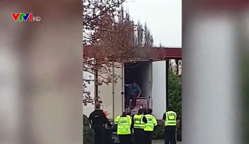 Phát hiện 10 người nhập cư trong xe container tại Anh