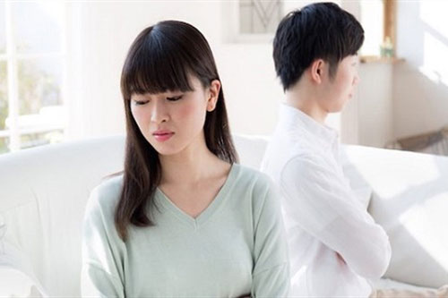 Nhận đơn ly hôn xong mẹ chồng vẫn mỉa mai, nàng dâu không nói một lời chỉ đưa ra một tấm ảnh khiến nhà chồng "hóa đá"