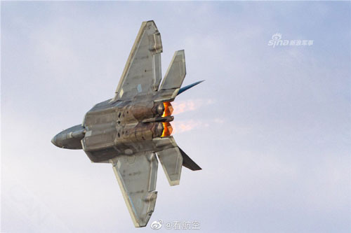 F-22 của Mỹ khoe khoang chứa cực "khủng", mang được những loại vũ khí gì?