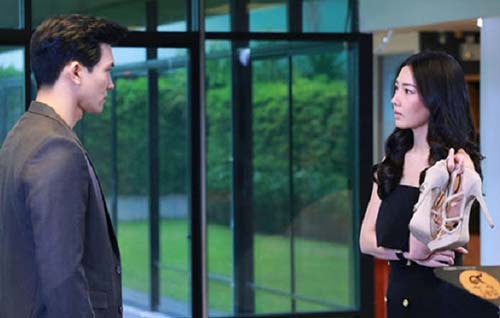 Thấy hàng xóm đi qua, chồng xuýt xoa khen "vợ người ta có khác", vợ im lặng nhưng ngay đêm hôm sau cô khiến anh phải tái mặt xin lỗi